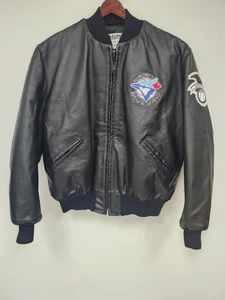 GIUBBINO PELLE TORONTO BLUE JAYS CON LICENZA TAGLIA 46 NERO FODERA TRAPUNTATA - Foto 1 di 12