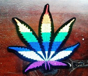 PARCHE DE BORDADO DE HOJA DE CANNABIS MARIHUANA HIERBA DE COSTURA 8cm x 8cm HIPPY - Imagen 1 de 1