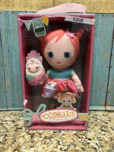 2013 Mooshka Tots Puppen Karia mit Fingerpuppe Neu - Bild 1 von 2