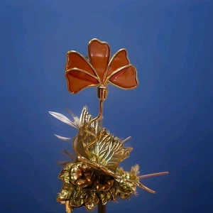 Schmetterling aus Messing und Buntglas auf Blume. Wunderschön. Hübsche Farben. - Bild 1 von 3