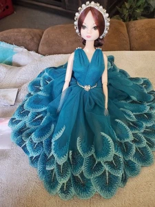 11 ZOLL AUTO ARMATURENBRETT PUPPE ~ ZUBEHÖR ~ BIEGSAME ARME UND BEINE ~ BLAUES NETZKLEID - Bild 1 von 2