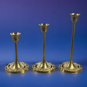 Juego de 3 candelabros de latón vintage con base ornamentada graduada - Imagen 1 de 8
