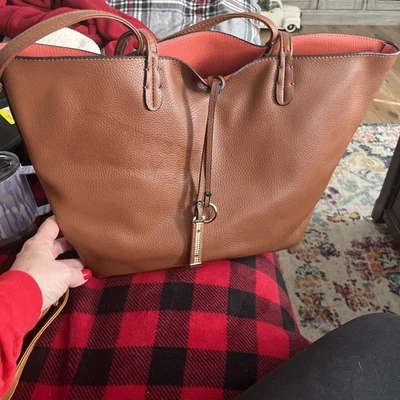 Bolso de hombro grande de cuero marrón con doble asa Foto 1 de 4