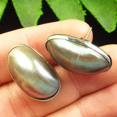 A Pair Natural Grey Shell Oval Ear Studs 25x15x7mm H85363 - Image 1 of 2