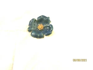 BLUE ENAMEL FLOWER PIN 1 3/4" DIAMETER GOLDEN CENER  - Picture 1 of 3