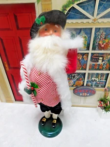 BYERS CHOICE, nicht mehr produziert 2012 Zuckerstange SANTA mit Zuckerstange & gestreifter Weste 2012 - Bild 1 von 8