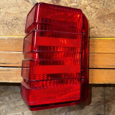 Luz trasera izquierda Ford Escort 1987 hatchback Foto 1 de 3