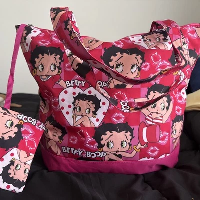 Bolso de Hombro Betty Boop Nylon con Cremallera 17”W X 14”H Rojo Rosa Besos Corazones Nuevo con Etiquetas Foto 1 de 4