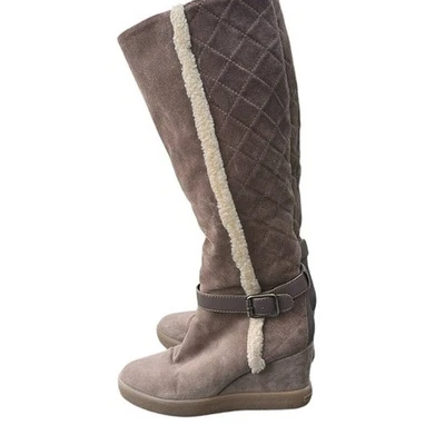 Botas de cuña AQUATALIA Callie con ribete de piel sintética gamuza de oveja tostadas talla 7,5 Foto 1 de 4