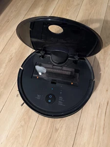 Roborock S4 with charging base station and additional replacment filter - Picture 1 of 4