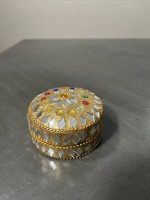 Caja decorativa de metal dorado Kumkum caja baratija espejo y piedra trabajo  Foto 1 de 4