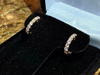 Pendientes de aro Huggie de diamantes pequeños de 1/4 quilate cada aro Foto 1 de 4