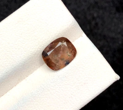 Cojín de axinita corte natural de 2,13 quilates forma Losse gemston de Afganistán.  Foto 1 de 4