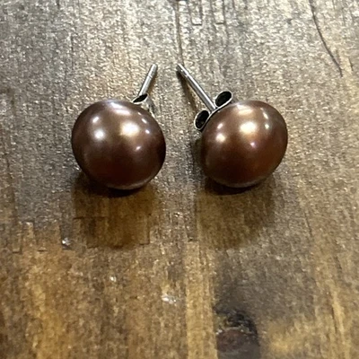 Aretes de plata de ley 925 con perlas marrones de 2,39 gramos Foto 1 de 4
