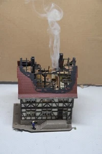 Vollmer 3728 (43728) Casa in fiamme con luce tremolante e kit fumo, pronta all'uso - Foto 1 di 5