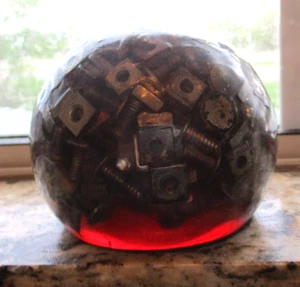 Scultura cubo acrilico plexiglass anni 70 dadi bulloni viti fermacarte viola - Foto 1 di 5