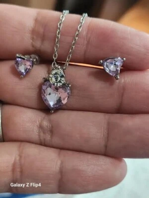 Exquisito conjunto de aretes y collar de corazones de circonitas cúbicas de color púrpura claro Foto 1 de 2