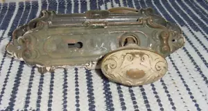 ANTIGUAS PERILLAS DE PUERTA OVALADAS VICTORIANAS ORNAMENTADAS DE LATÓN MACIZO con PLACAS FRONTALES Yale CM187 - Imagen 1 de 13