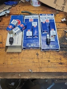 Vintage New R44 & 45L Ac Delco 24 Spark Plugs New - Picture 1 of 4