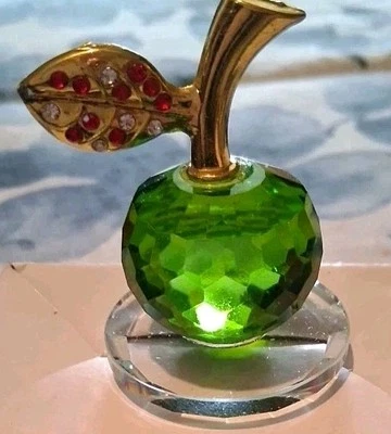 Manzana verde de vidrio con un hermoso tallo de diamantes de imitación Foto 1 de 3