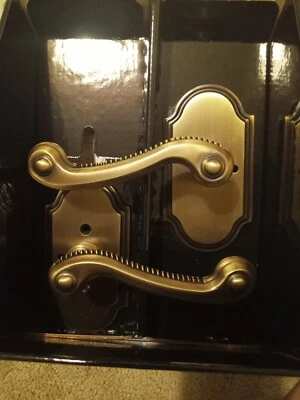 Placa de arco de privacidad Grandeur 822540 con palanca Newport en latón Vantage 2.375 Foto 1 de 4