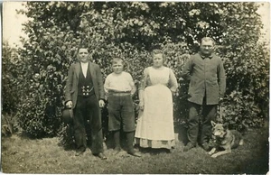 Cartolina fotografica Osdorf (timbro) / HEINERSDORF / GROSSBEEREN / TELTOW giardino, famiglia 1913 - Foto 1 di 1