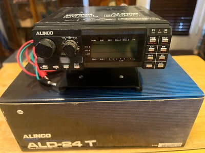 Transceptor jamón ALINCO ALD-24T doble banda VHF/UHF con caja y soporte de montaje encendido Foto 1 de 4