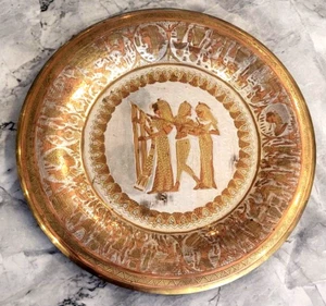 Plato decorativo vintage de metal/latón dorado de diseño egipcio; 12" con lazo colgante - Imagen 1 de 24