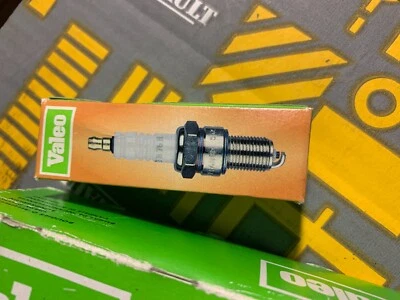 RENAULT TWINGO 1  : 4 bougies VALEO R90H 246181 Moteur CLEON FONTE boite origine - Photo 1/3