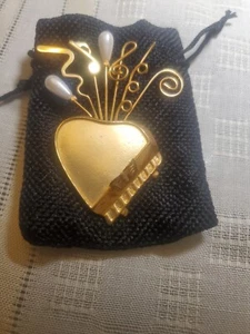Large Wonderful Vintage 80's Gold Tone Piano Music Brooch 33N9 - Picture 1 of 3