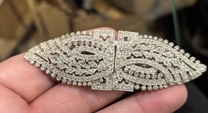 Vintage signierte CORO DUETTE Art Deco Strass Brosche Fell Kleid Clip Pat Nr 1798867 - Bild 1 von 8