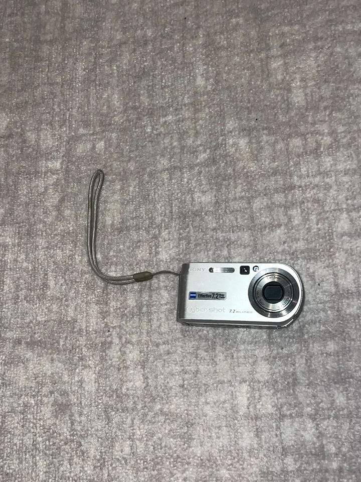 Sony Cyber-shot DSC-P200 7.2MP Digital Camera - Silver - Image 1 of 1