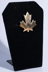 Vintage Trifari Signed Brooch - Gold tone Maple Leaf Canada Nature - Picture 1 of 4