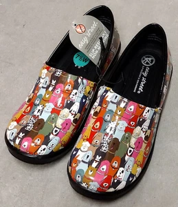 BRANDNEU Easy Street Damen Clogs Hund Muster Schuhe Größe 7 7,5 Neu mit Etikett - Bild 1 von 7