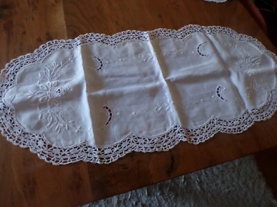 Linge ancien 1 napperon  Chemin de table lin blanc brodé avec dentelle - Photo 1/4