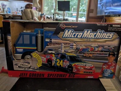NIB - 1999 - Micro Machines - Jeff Gordon #24 - Speedway Rig - Playset - 2 Cars - Image 1 of 4