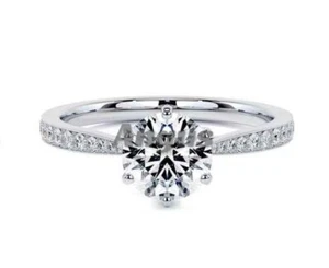 Anillo de compromiso solitario moissanita redondo de 1,33 quilates | Chapado en oro blanco de 14 quilates 💍 - Imagen 1 de 8