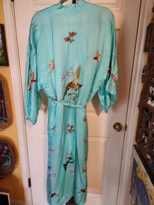 Hermoso kimono de seda bordado en verde espuma de mar - Imagen 1 de 11
