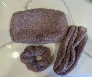 Barefoot Dreams CozyChic Reißverschlusstasche, Scrunchie und Socken (NEU) Set Flieder Lila - Bild 1 von 2