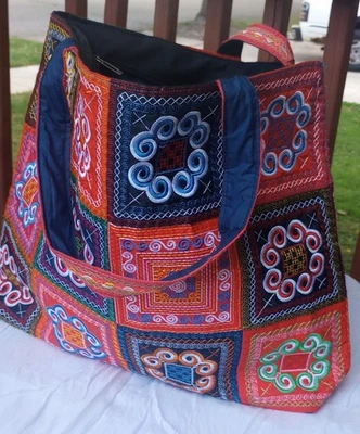 Bolso de Mano Estilo Hmong Bordado, Grande, Bordado Geométrico, Colorido Foto 1 de 3