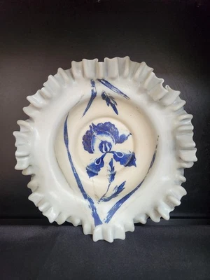 Vintage White Ruffled Porcelain Ceramic Bowl w/ Handpainted Iris & Accents Foto 1 de 4