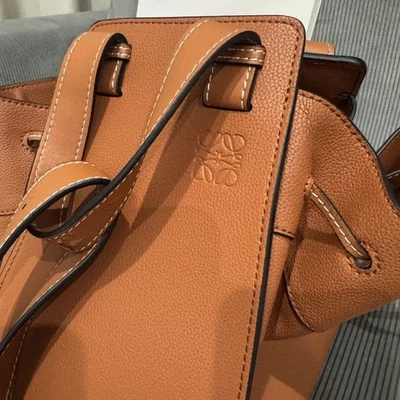 Bolso de Hombro LOEWE Hamaca Cuero Marrón Caramelo Logotipo en Relieve Logotipo de Metal Mujeres Foto 1 de 4