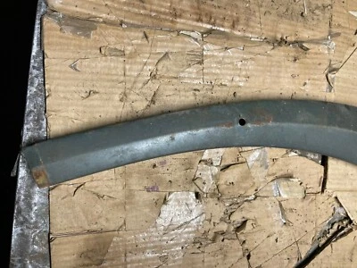 1953 Ford Crestline 2-door HT above PS rear side glass, top garnish molding Foto 1 de 3