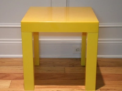 Mesa de plástico amarillo vintage años 70 Foto 1 de 4