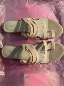 Kenneth Cole Valen Scroll Wildleder hellbraun/buff/pink mehrere Sandalen Größe 8,5 Medium neu im Karton - Bild 1 von 8