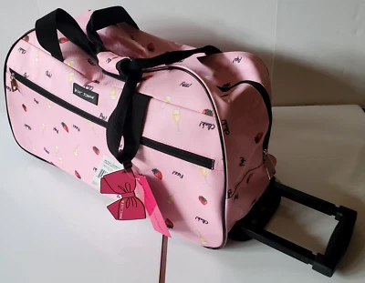 Bolsa con ruedas Betsey Johnson Strawberry Champagne Weekender - Nueva con etiquetas - Difícil de encontrar Foto 1 de 4