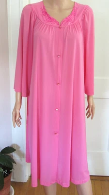 Shadowline Vintage Dark Pink Embroidered V-Neck Button Up 3/4 Sleeve Robe Large - Image 1 of 4