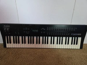 Alesis QS6 61-Key Keyboard 64 Voice Synthesizer - POWER TESTED - FOR PARTS NOTES - Picture 1 of 17