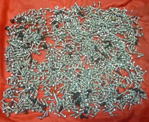 Lote de piezas de hardware vintage GM surtido pernos tornillos de moldeo de ajuste años 70 nuevo de Lote Antiguo - Imagen 1 de 6