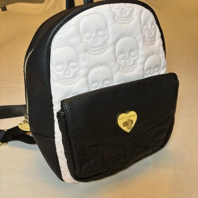 Mini mochila Betsey Johnson calavera en relieve rosa y negra Foto 1 de 4